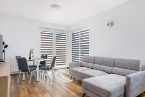 Coast Breeze Stylish Apartment by Noclegi Renters